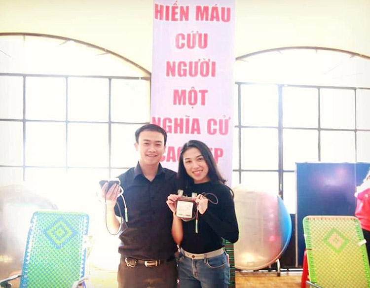 Vợ chồng anh Phong - chị Dung tham gia hiến máu tình nguyện
