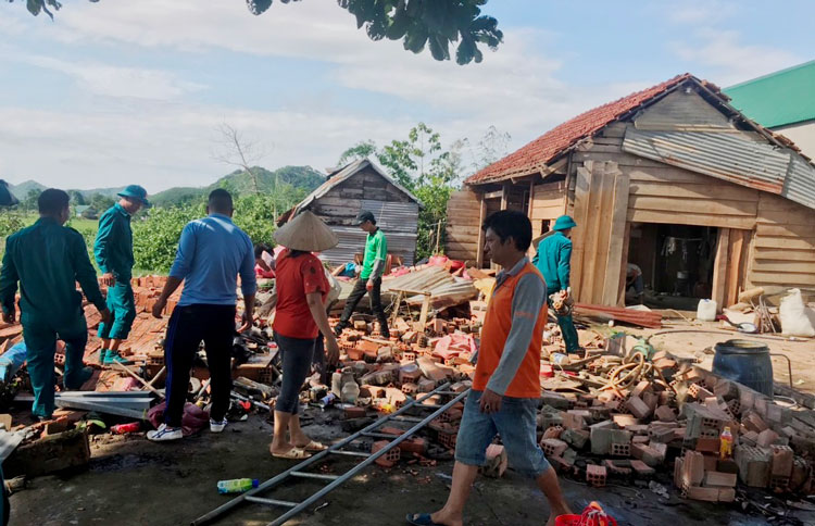 Các lực lượng đang hỗ trợ một hộ dân ở xã Nam Ninh có nhà bị giông lốc làm đổ sập