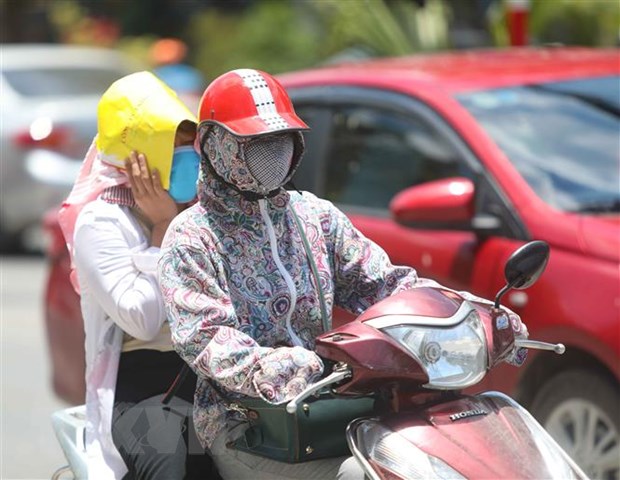 Thời điểm giữa trưa, nếu phải di chuyển trên đường, người dân cần trang bị đồ chống nắng để đảm bảo sức khỏe