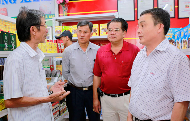 Đoàn công tác tìm hiểu năng lực tiêu thụ và xuất xứ hàng hóa tại cửa hàng nông sản an toàn Huỳnh Như