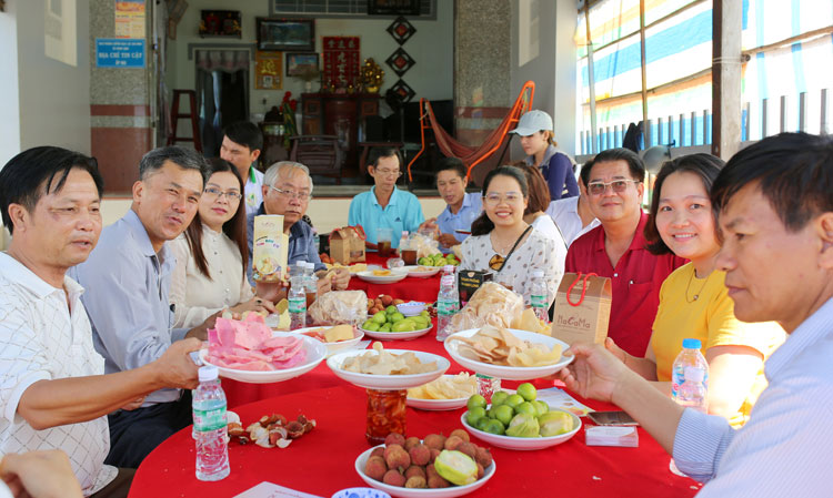 Các doanh nghiệp tham quan và thưởng thức đặc sản Năm Căn tại Cơ sở sản xuất Bánh phồng tôm NaCaMa