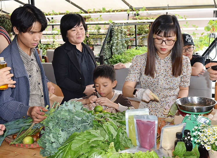 Nông sản hữu cơ bán tại hội chợ quy mô nhỏ với giá cao hơn nông sản thông thường từ 10-15%