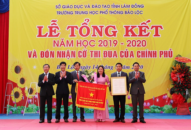 Trường THPT Bảo Lộc đón nhận Cờ thi đua của Chính phủ