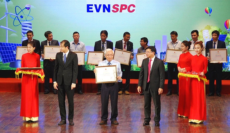 Ông Phạm Văn Cúc - Giám đốc Công ty Thủy điện Đồng Nai nhận Giải thưởng Năng lượng bền vững năm 2019