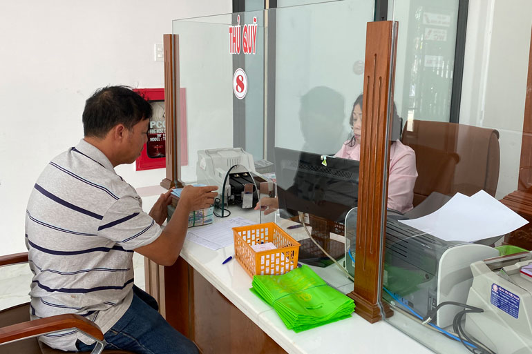 Phát triển hệ thống các tổ chức tín dụng đủ năng lực cạnh tranh trên thị trường nội địa, từng bước nâng cao năng lực cạnh tranh quốc tế cũng là một giải pháp phát triển dịch vụ tài chính - ngân hàng