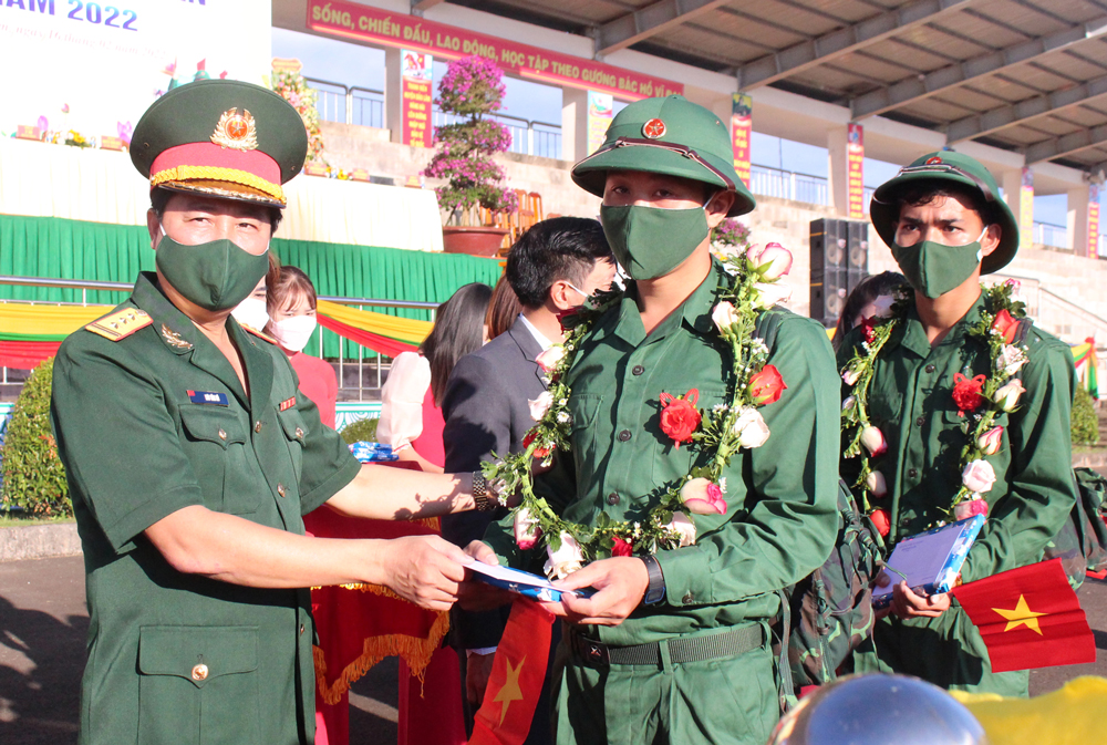 Đại diện các đơn vị nhận quân tặng hoa cho tân binh tại huyện Bảo Lâm
