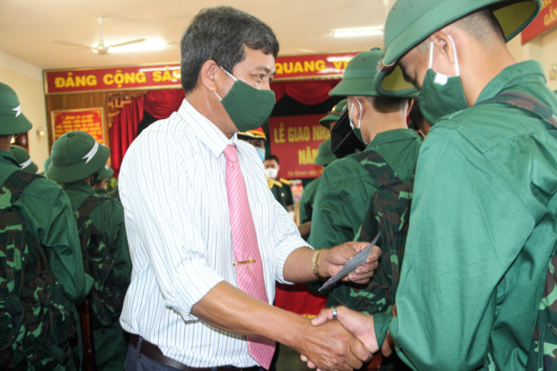 Đại diện MTTQ và các đoàn thể chính trị - xã hội huyện Đạ Huoai động viên, tặng quà thanh niên lên đường làm nhiệm vụ bảo vệ Tổ quốc