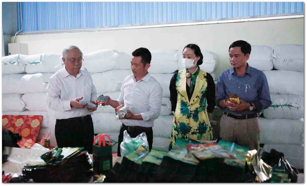 Ông Đinh Minh Quý (bìa trái) - Chủ tịch HHDN tỉnh Lâm Đồng đi thực tế, ghi nhận khó khăn, kiến nghị của DN