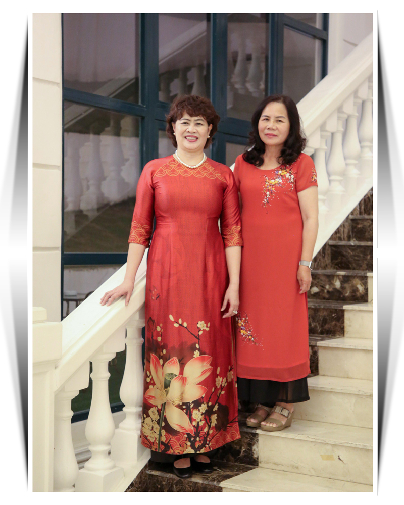 Bà Nguyễn Thị Bích Huệ (trái) và bà Đinh Thị Mỹ Phượng – hai nữ doanh nhân tiêu biểu nhận cup Bông hồng Vàng
