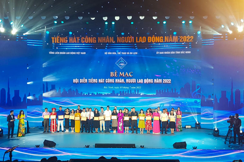 Ban tổ chức trao giải cho Đoàn Lâm Đồng và các đoàn tham gia Hội diễn đạt thành tích xuất sắc