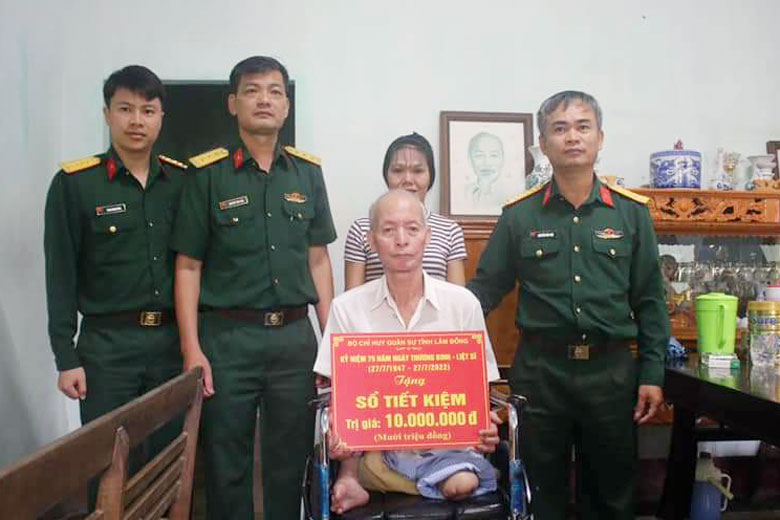Tặng sổ tiết kiệm 10 triệu đồng cho gia đình ông Nguyễn Thịnh – thân nhân liệt sỹ có hoàn cảnh khó khăn