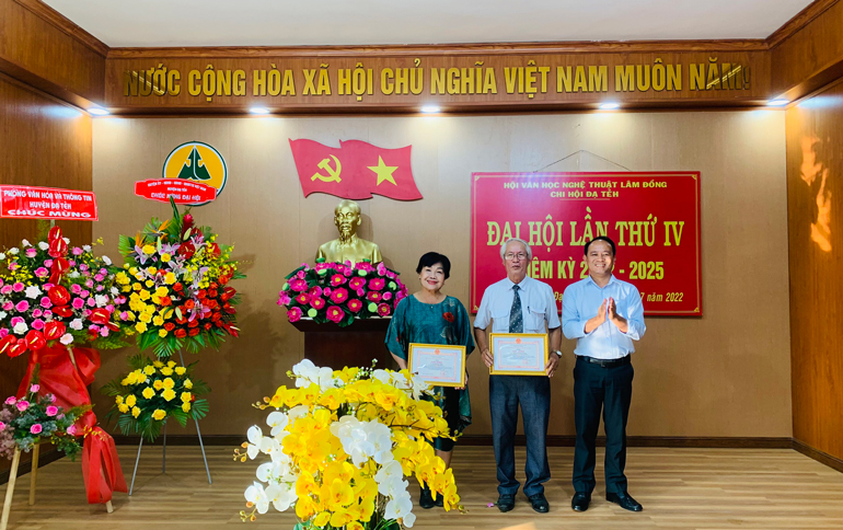 Lãnh đạo huyện Đạ Tẻh trao giấy khen cho các cá nhân có thành tích trong hoạt động văn hóa, văn nghệ của địa phương