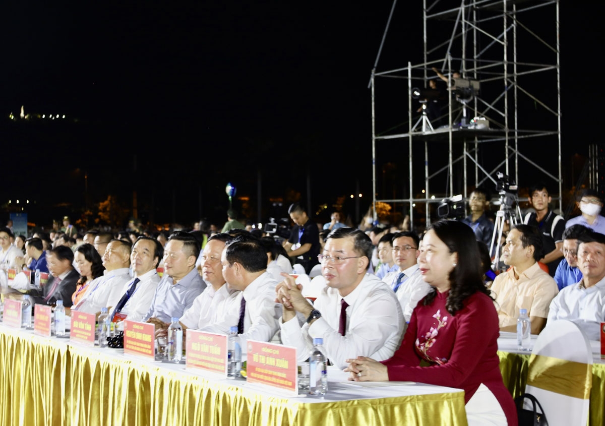 Đồng chí Võ Thị Ánh Xuân, Uỷ viên BCH Trung ương Đảng, Phó Chủ tịch nước và các đại biểu dự Chương trình