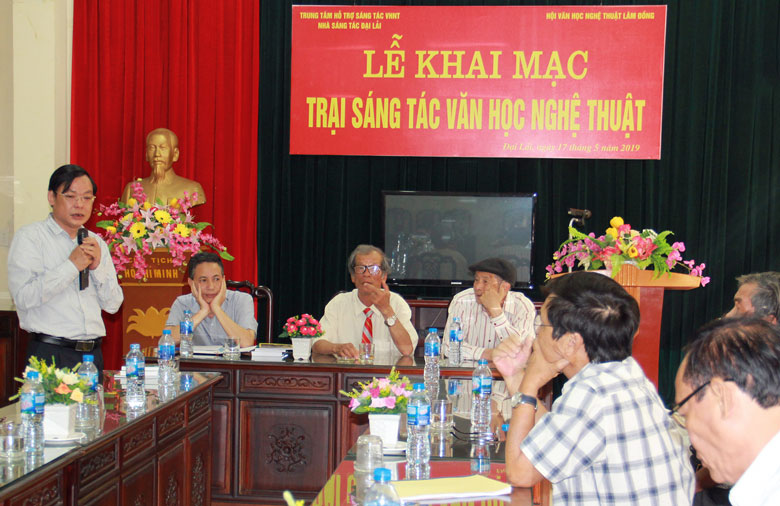 Hai nhà văn Chu Bá Nam và Nguyễn Thanh Đạm (thứ nhất và thứ hai bên phải ngồi bàn chủ tọa Trại sáng tác Đại Lải, tháng 5/2019) nay đã về miền viễn du.