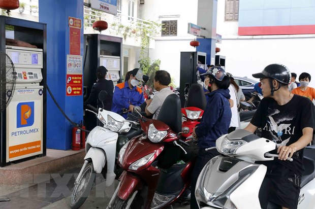 Người dân chờ mua xăng, dầu tại một điểm bán kinh doanh xăng, dầu trên địa bàn Hà Nội