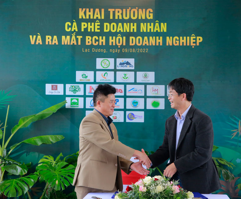 Ký kết hợp tác giữa Câu lạc bộ OCOP và Chi hội Doanh nghiệp huyện Lạc Dương