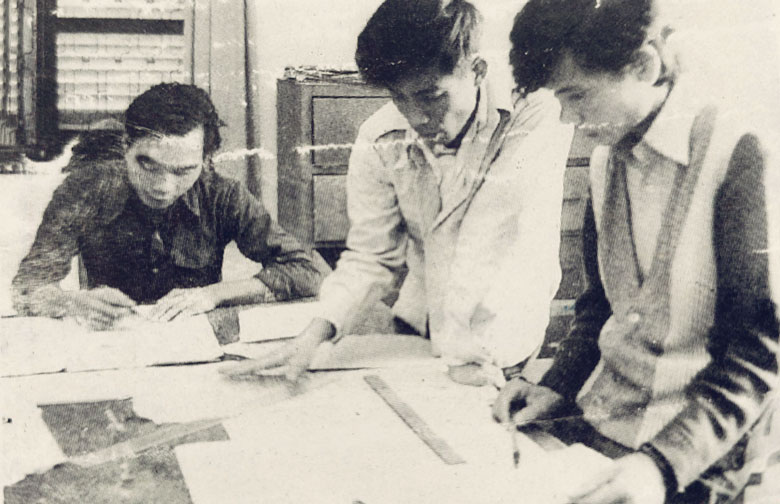 Chuẩn bị cho số báo mới (chụp tại Toà soạn Báo Lâm Đồng ngày 2/10/1981). Ảnh: Tư liệu