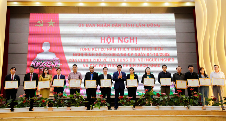 Trao Bằng khen của UBND tỉnh cho các tổ chức