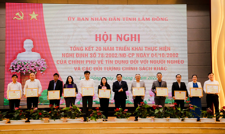 Trao Bằng khen của UBND tỉnh cho các cá nhân