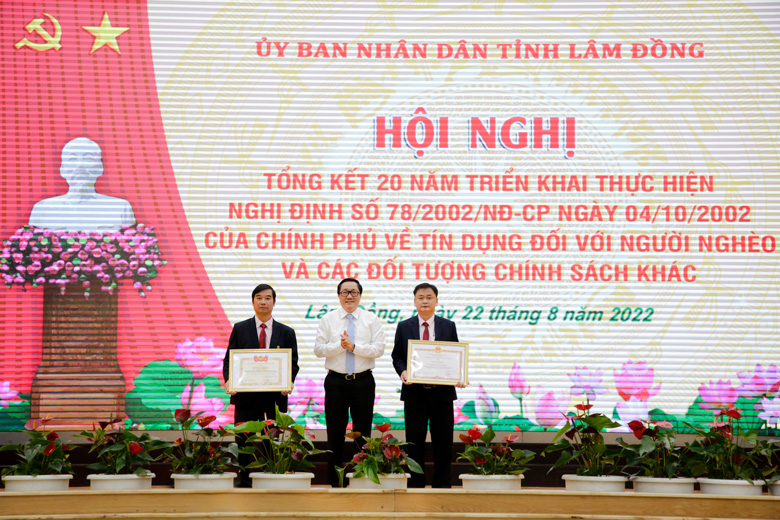 Trao Bằng khen của các bộ, ngành cho tổ chức và cá nhân