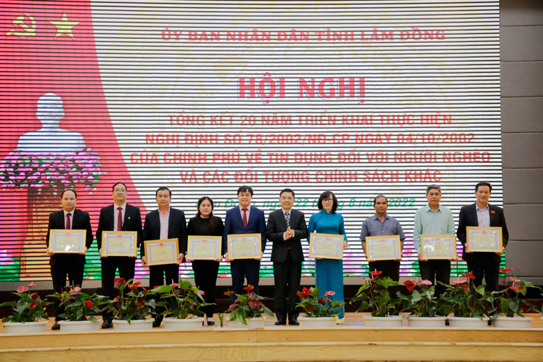 Trao Bằng khen của UBND tỉnh cho các cá nhân