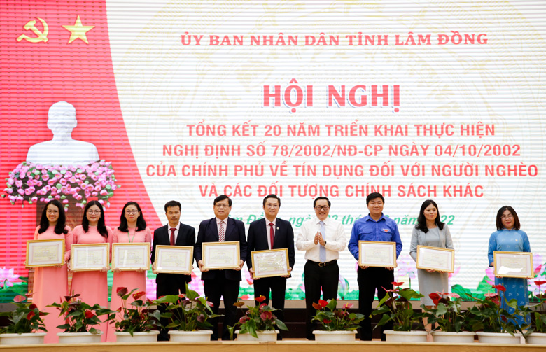 Trao Giấy khen của Tổng Giám đốc NHCSXH cho các cá nhân