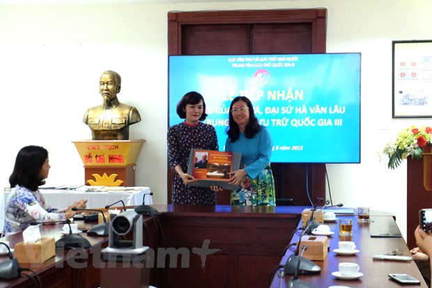 Bà Trần Việt Hoa, Trung tâm Lưu trữ quốc gia III (trái) tiếp nhận tài liệu từ nguyên Đại sứ Hà Thị Ngọc Hà