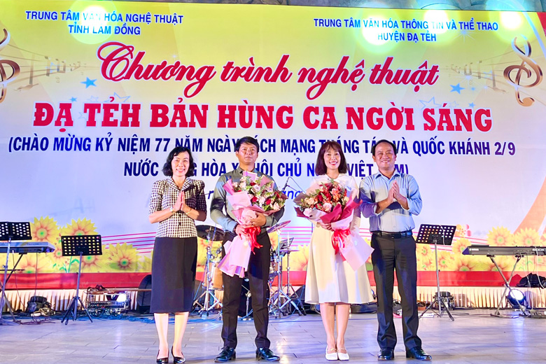 Lãnh đạo huyện Đạ Tẻh tặng hoa cho các đơn vị