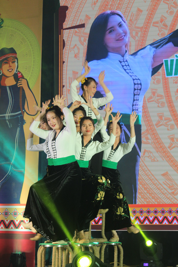 Điệu múa truyền thống thiếu nữ Thái (Đức Trọng)