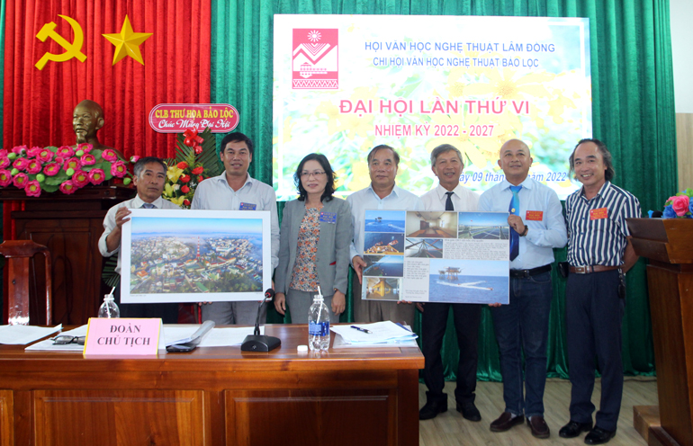 Chi Hội VHNT TP Bảo Lộc tặng tranh, ảnh về thành phố và biển đảo quê hương đến lãnh đạo TP Bảo Lộc
