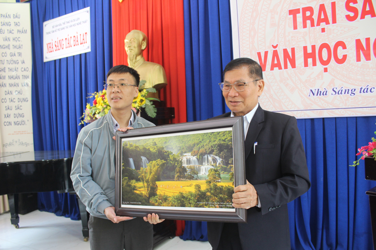 Bế mạc trại sáng tác văn học nghệ thuật các dân tộc thiểu số Việt Nam tại Đà Lạt