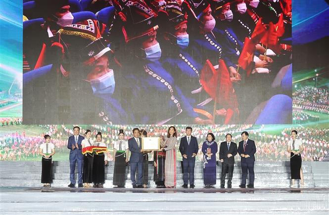 Thứ trưởng Bộ Văn hoá, Thể thao và Du lịch Hoàng Đạo Cương, đại diện Bộ Văn hóa-Thể thao và Du lịch đón nhận Bằng của UNESCO ghi danh "Nghệ thuật Xòe Thái” từ bà Pauline Tamesis, Điều phối viên thường trú của Liên hợp quốc tại Việt Nam
