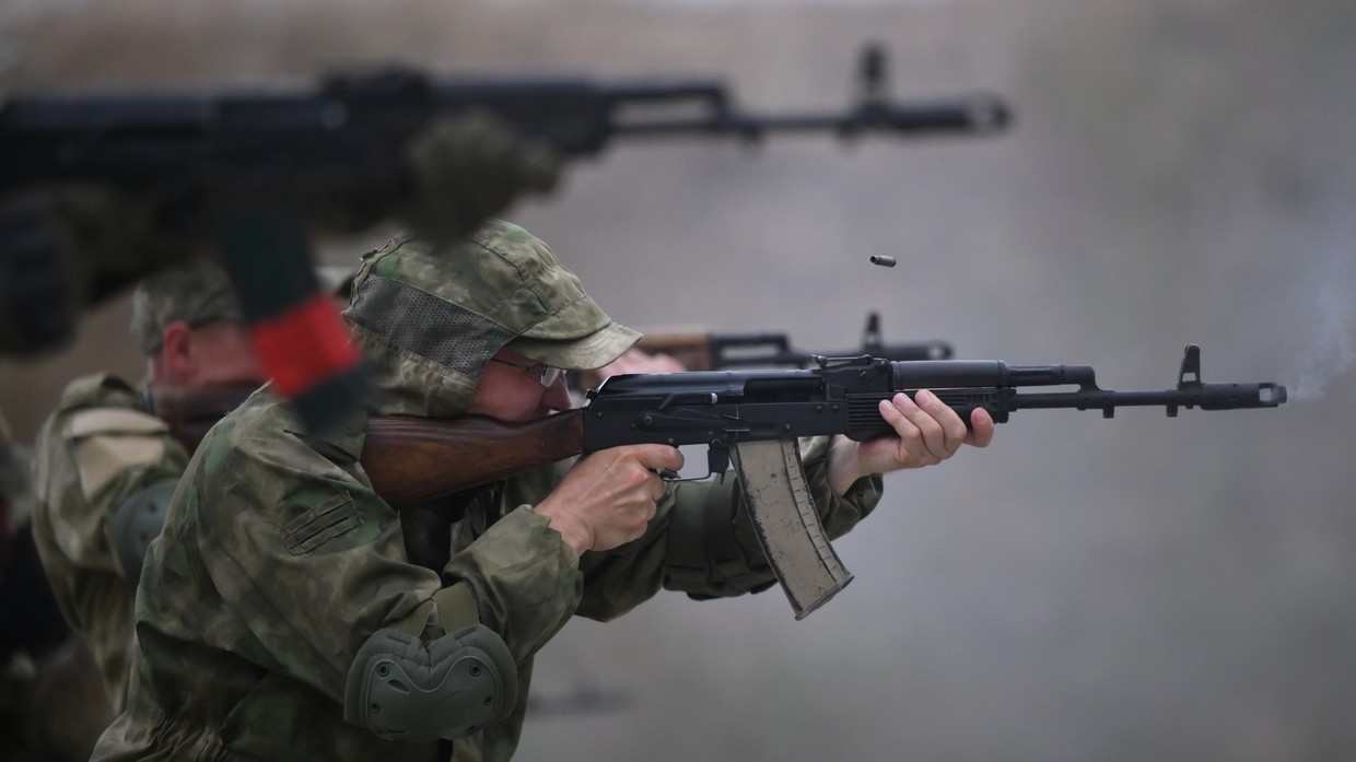 Lính tình nguyện bắn súng trường Kalashnikov tại một trung tâm huấn luyện lực lượng đặc biệt ở Gudermes