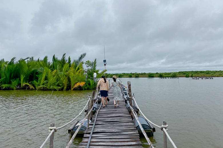 Chiếc cầu phao dẫn vào các khu vực rừng dừa, đước, bần, mắm của Nông trại sinh thái Người Giữ Rừng