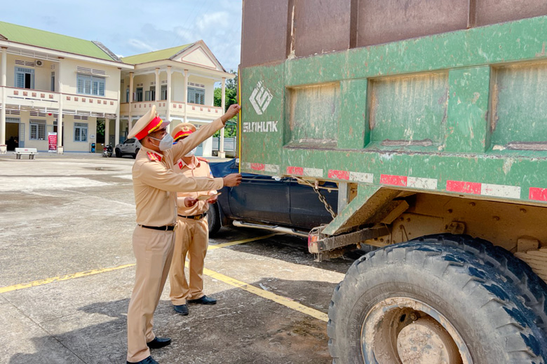 Công an huyện Đạ Tẻh kiểm tra xe vi phạm về cơi nới thùng