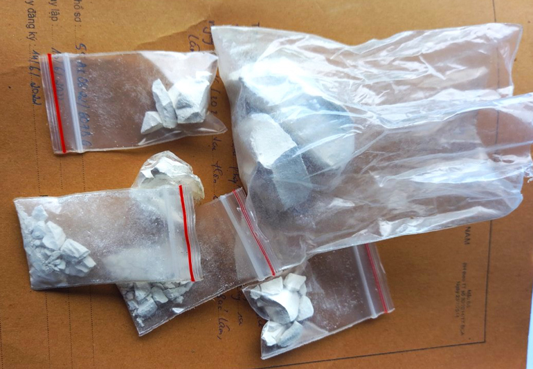 Tang vật 5 gói nilon chứa 63,2076 gram heroin được cơ quan công an thu giữ