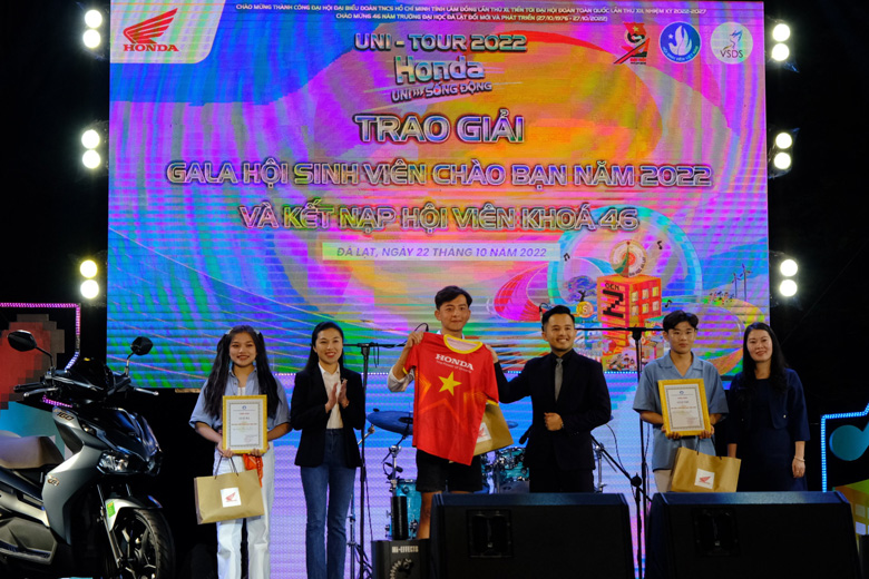 Ban tổ chức trao các giải nhất, nhì, ba Cuộc thi Tài năng sinh viên Trường Đại học Đà Lạt