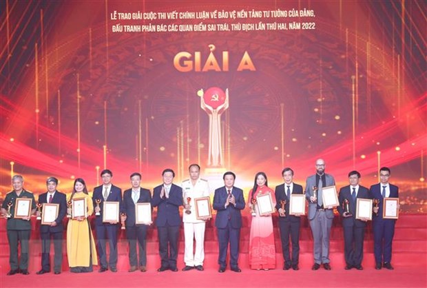 Ông Nguyễn Xuân Thắng và ông Nguyễn Trọng Nghĩa trao giải A cho các tác giả, nhóm tác giả.