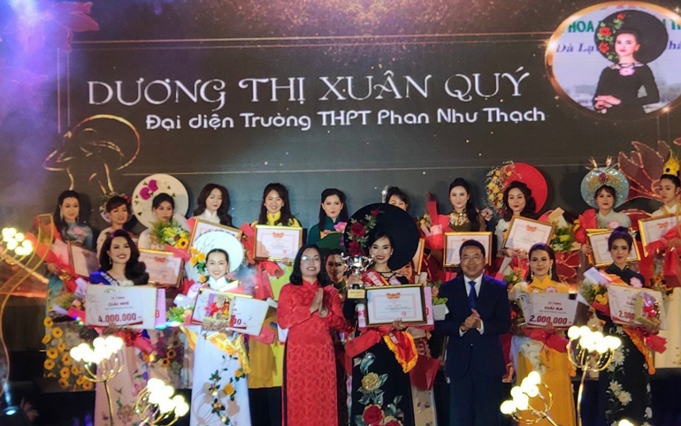 Ông Tôn Thiện San - Chủ tịch UBND thành phố Đà Lạt và bà Cil Bri - Phó Chủ tịch Hội LHPN tỉnh trao giấy khen và cúp cho thí sinh đoạt giải nhất