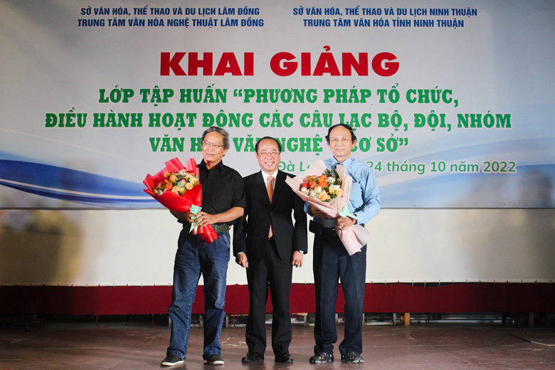 Lãnh đạo Sở Văn hóa Thể thao Du lịch Lâm Đồng tặng hoa cho các giảng viên