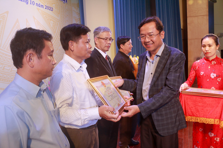 Phó Chủ tịch HĐND tỉnh Lâm Đồng Tôn Thiện Đồng trao bằng khen của Chủ tịch UBND tỉnh cho các tập thể xuất sắ
