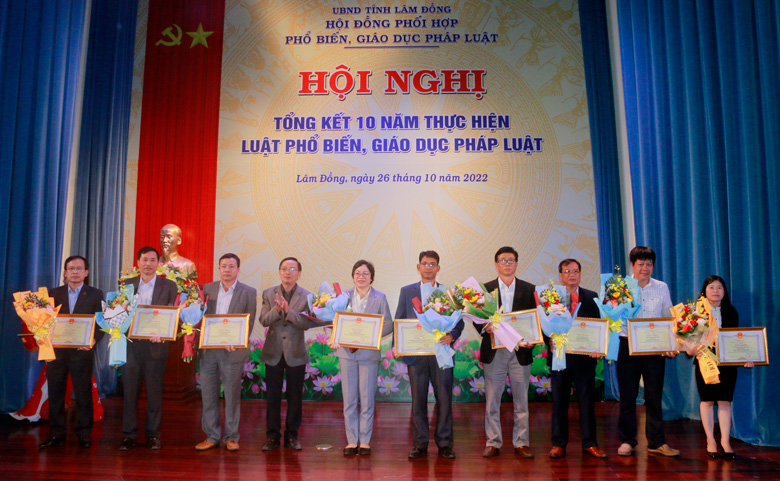 Ông Trương Thành Được – Phó Chủ tịch Ủy ban MTTQ Việt Nam tỉnh trao bằng khen của Chủ tịch UBND tỉnh cho các cá nhân xuất sắc