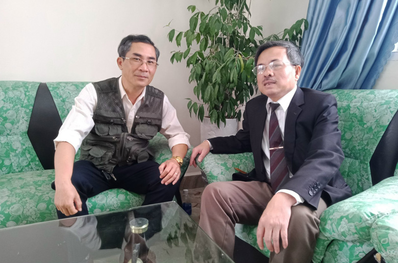 Tác giả gặp gỡ, trao đổi với Tiến sĩ Lê Hồng Phong (bên phải) xung quanh vấn đề nhận diện văn học viết Lâm Đồng