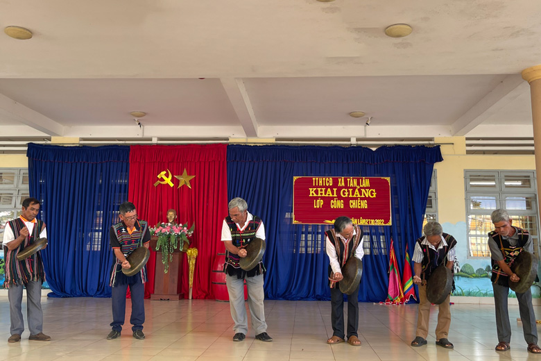 Các nghệ nhân truyền dạy cồng chiêng cho học sinh Trường THCS Tân Lâm