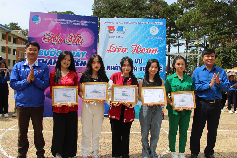 Ban Tổ chức trao giải cho các đội thi có phần trình diễn nhảy hiện đại xuất sắc nhất chương trình