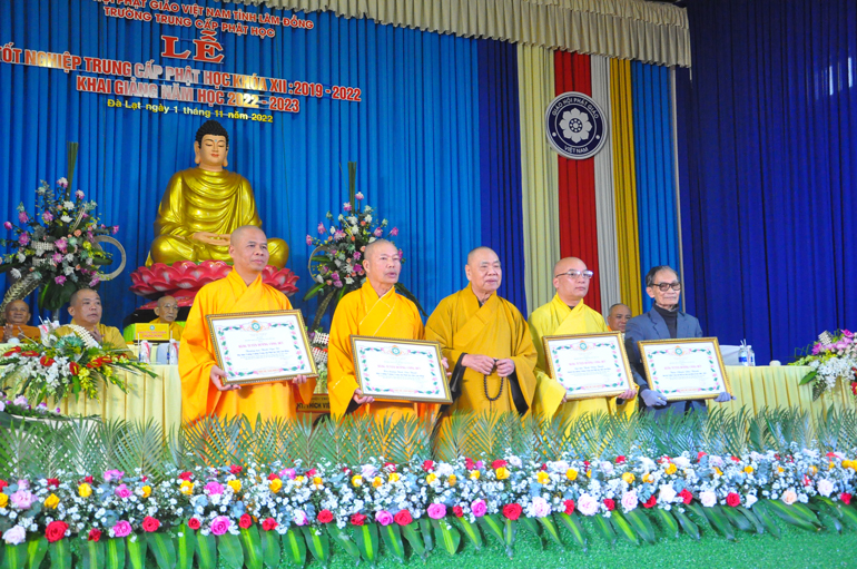 Trung ương Giáo Hội Phật giáo Việt Nam tặng bằng tuyên dương công đức cho các thành viên Ban Giám hiệu trường Trung cấp Phật học Lâm Đồng 