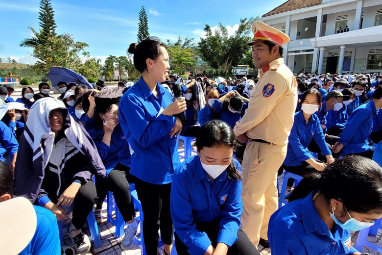 Đoàn viên, thanh niên Công an huyện Đam Rông tham gia tuyên truyền kiến thức về phòng chống các loại tội phạm, phòng chống ma túy cho học sinh trên địa bàn
