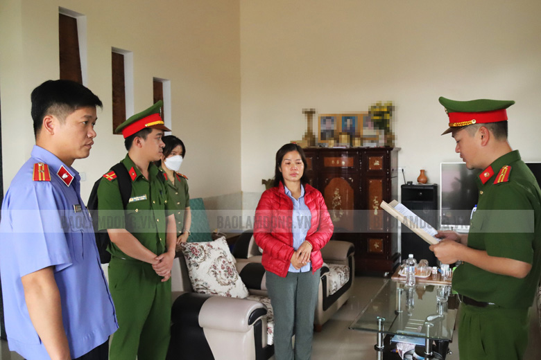 Cơ quan điều tra huyện Bảo Lâm thực hiện lệnh bắt tạm giam đối với bị can Nông Thị Thu Huyền