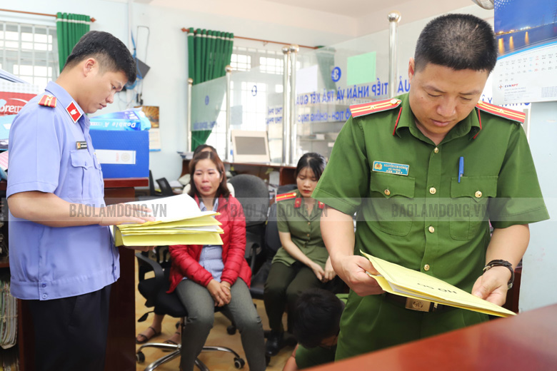 Cơ quan điều tra thực hiện lệnh khám xét nơi làm việc của bị can Nông Thị Thu Huyền tại bộ phận một cửa UBND xã Lộc Thành