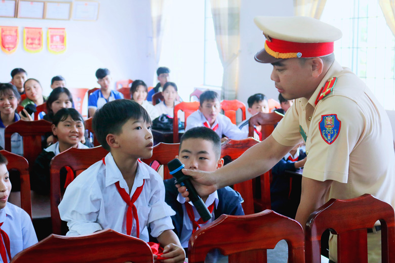 Đội Cảnh sát Giao thông - Trật tự, Công an huyện Đam Rông tổ chức tuyên truyền, phổ biến kiến thức an toàn giao thông cho học sinh